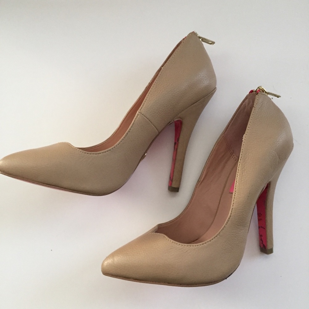 New Betsey Johnson nude pump heel size 6